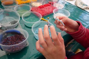 Mit Perlen können Kinder am Sonntag auf Zollern Armbänder und Ketten gestalten.<br>Foto: LWL 
