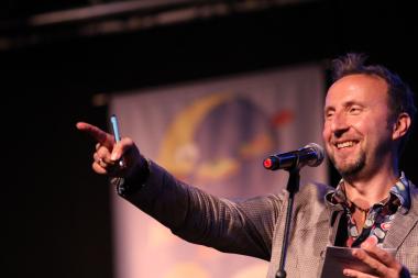 Moderator Helmut Sanftenschneider serviert Gute NachtSchnittchen.<br>Foto: LWL 