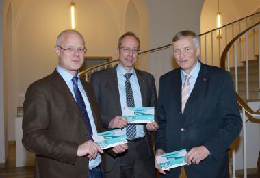 LWL-Direktor Matthias Löb (m.), LWL-Chefdenkmalpfleger Dr. Markus Harzenetter (l.) und Dr. Karl-Heinrich Sümmermann haben den Westfälischen Preis für Baukultur ausgelobt.<br>Foto: LWL/Dülberg 