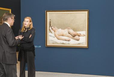 Dr. Hermann Arnhold führte Ute Lemper durch die Ausstellung ¿Das nackte Leben¿. <br>Foto: LWL/Neander