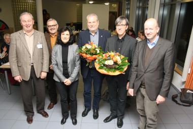 Die Klinikleitung der Wilfried-Rasch-Klinik mit Ralf von Bruchhausen, Ulrich Liebner und Ute Franz (v.l.) sowie der LWL-Maßregelvollzugsdezernent Tilmann Hollweg (r.) gratulieren dem frisch gewählten Beiratsvorsitzenden Michael Taranczewski (4.v.l.) und seinem Stellvertreter Pfarrer Friedrich Stiller.<br>Foto: LWL/Schulte-Fischedick 