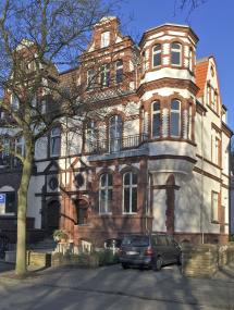 Straßenansicht Schillerstraße 8/8a, deren rechte Hälfte saniert wurde.<br>Foto: LWL/Schöfer 