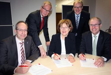 Vertragsunterzeichnung: (v. r. n. l.) Landrat Manfred Müller, Kreisdirektor Dr. Ulrich Conradi, Leitende Regierungsschuldirektorin Rita Lackmann von der Bezirksregierung Detmold, LWL-Schuldezernent Hans Meyer und LWL-Direktor Matthias Löb.<br>Foto: Kreis Paderborn 