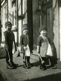 Heischegang der Kinder zu Petri Stuhlfeier im sauerländischen Fredeburg, um 1930. <br>Foto: LWL-Archiv/Grobbel 