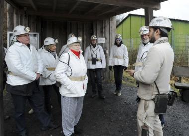 Bergmännisch ausgerüstet geht¿s in den Nachtigallstollen. <br> Foto: LWL/Appelhans. 