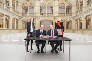 LWL-Direktor Matthias Löb (r.), Oberbürgermeister Markus Lewe, LWL-Kulturdezernentin Dr. Barbara Rüschoff-Thale (r.) und Kulturdezernentin Dr. Andrea Hanke unterschrieben den Kooperationsvertrag für die Skulptur Projekte 2017. <br>Foto: LWL/Neander