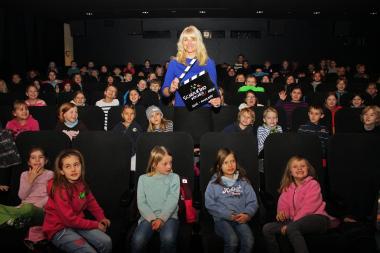 LWL-Kulturdezernentin Barbara Rüschoff-Thale schlägt symbolisch die erste Filmklappe der ¿Schulkinowochen NRW¿.<br>Foto: LWL 