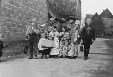 Diese Kinder feierten die Lütke Fastnacht 1960 in Rüthen-Drewer (Kreis Soest) mit einem Heischegang.<br>Foto: LWL-Archiv 