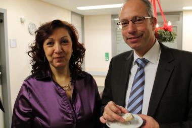LWL-Direktor Matthias Löb beim Besuch der griechischen Station in der LWL-Klinik Hemer mit Patientin <br>Joannou K.<br>Foto: LWL/Nehm 