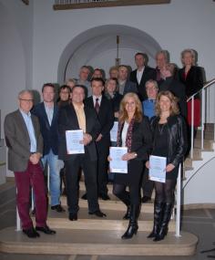 Die 14 neuen ¿Betriebliche Ansprechpartner¿, erhielten jetzt ihre Abschluss-Zertifikate Ulrich Adlhoch (l.), Leiter des LWL-Integrationsamtes Westfalen.<br>Foto: LWL 