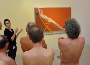 Naturisten besuchten vergangenes Wochenende die Ausstellung ¿Das nackte Leben¿. Im Hintergrund ist das Motiv der Ausstellung zu sehen, Euan Uglow, The Diagonal, 1971¿77, © The Estate of Euan Uglow,<br>Foto: LWL