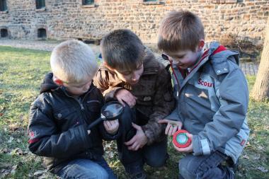 Mit der Lupe auf Spurensuche.<br>Foto: LWL 