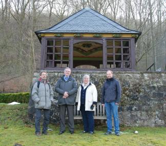 LWL- Denkmalpflegerin Dr. Bettina Heine-Hippler (2.v.r.) und Siegfried Stolz (l.) von der Unteren Denkmalbehörde zeigten Bürgermeister Klaus Hülsenbeck (2.v.l.) das sanierte Gartenhaus. Die Arbeiten wurden von Restaurator Chris Theile durchgeführt (r.).<br>Foto: LWL/Bodi 