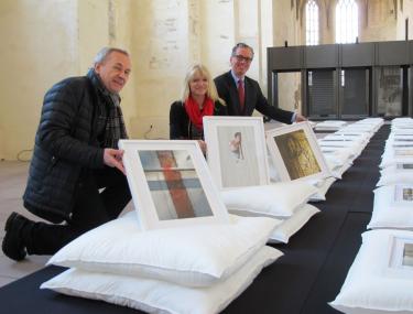 Ort der Spiritualität: Der Künstler Bernard Langerock, die Kulturdezernentin und Vorstandsvorsitzende der Stiftung Kloster Dalheim Dr. Barbara Rüschoff-Thale und Museumsdirektor Dr. Ingo Grabowsky präsentieren 3 der insgesamt 40 Fotografien, die die Grundlage Installation ¿Kreuzphänomene¿ bilden.<br>Foto: LWL/Maria Tillmann 