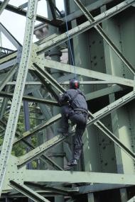 Das Stahlgerüst des Hebewerks eignet sich bestens für Übungen von Spezialkräften der Feuerwehr oder Polizei. Diese Aufnahme entstand bei einem Wettbewerb der Sondereinsatzkommandos im Jahr 2012.<br>Foto: LWL/Hudemann 
