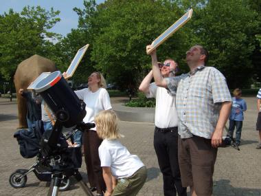 Live-Beobachtung der Sonnenfinsternis im und vor dem Planetarium Münster.<br>Foto: LWL/Fialla 