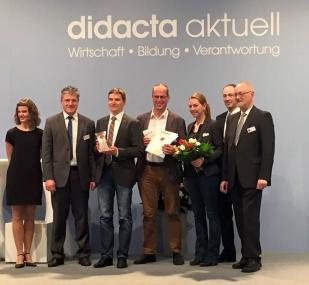 Ann-Charlotte Tegeler (LfM), Prof. Dr. Markus Köster (LWL-Medienzentrum) und Severin Teschner (Medienberatung NRW/3.-5. v.r.) nahmen in Hannover den Preis ¿digita 2015¿ für den Medienpass NRW entgegen.<br>Foto: LWL 