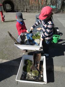 Mit Steinen, Sand und Pflanzen gestalten die Teilnehmer eine eigene Wasserlandschaft. <br>Foto: LWL/Ehses 