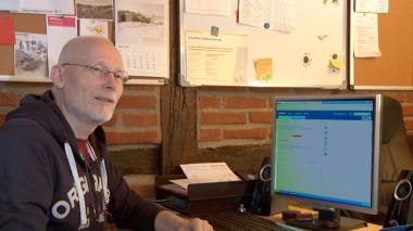 Der neue LWL-Film zeigt, wie der 50-jähre Michael Dienstühler mit ¿Blended Learning¿ eine Ausbildung zum Erzieher macht.&lt;br&gt;Foto: LWL 