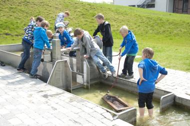 Auf dem Wasserspielplatz können kleine Abenteurer wieder mit dem Floß übersetzen. &lt;br&gt;Foto: LWL/Hudemann 