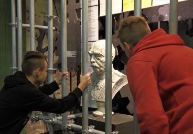 Hinter Gittern: Büste von Otto von Bismarck, angefertigt nach einer Karikatur aus der Zeitschrift ¿Der wahre Jakob¿ aus dem Jahr 1878.&lt;br&gt;Foto: LWL/Holtappels 