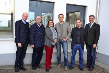 Die dreiköpfige Klinikleitung der LWL-Maßregelvollzugsklinik Herne mit Heinz Augustin, Axel Bergstermann und Prof. Boris Schiffer (v.r.) sowie der LWL-Maßregelvollzugsdezernent Tilmann Hollweg (l.) gratulieren dem frisch gewählten Beiratsvorsitzenden Karsten Herbers (2.v.l.) und seiner Stellvertreterin Susanne Marek.<br>Foto: LWL
