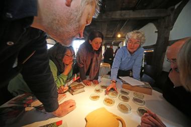 Ein wichtiger Teil des Netzwerktreffens war der Austausch von Saatgut. Museumsgärtner Elmar Zeileis sucht die Saatguttüten für die Teilnehmer heraus.<br>Foto: LWL/Jähne