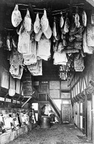 ¿Westfälischer Himmel¿ im Schinkenland Westfalen: Tenne im ¿Schultenhof¿ in Schmallenberg-Oberkirchen um 1920. <br>Foto: LWL-Archiv