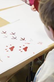 In der Druckwerkstatt im LWL-Museum können Kinder Spuren im Wald von Grüffelo & Co anfertigen. <br>Foto: LWL/Neander