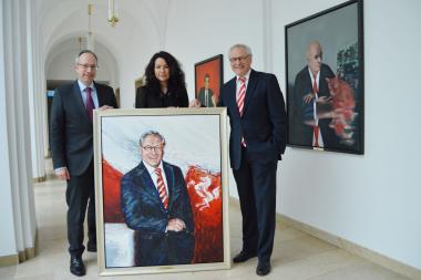 LWL-Direktor Matthias Löb (l.)  nahm das Porträt von seinem Vorgänger Dr. Wolfgang Kirsch im Beisein der Künstlerin Anetta Küchler-Mocny entgegen. <br>Foto: LWL