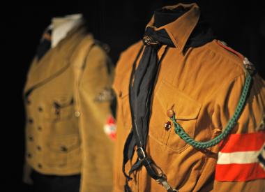 Uniformen der ¿Hitler-Jugend¿ und des ¿Bund deutscher Mädel¿.<br>Foto: LVR/Hoffmann 