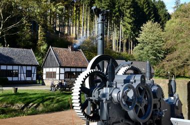 Ein Nachbau in kleinerem Maßstab zeigt, wie ein Fallhammerwerk aussieht. <br>Foto: LWL