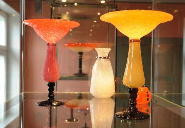 Farbenfrohe Schalen im Stil des Art Déco aus der Ausstellung ¿Verreries Schneider¿. <br>Foto: LWL/Appelhans