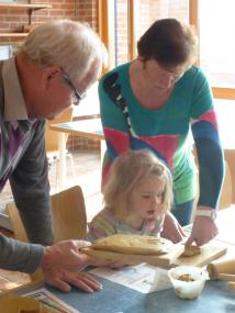 Beim Herstellen des Feierabendziegels ist helfen natürlich erlaubt. <br>Foto: LWL