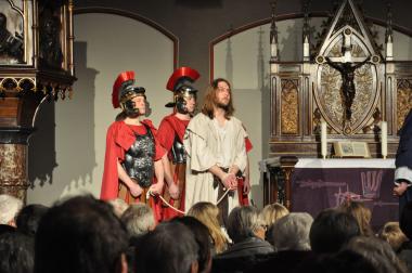 Jesus wird von drei römischen Legionären zu Pontius Pilatus gebracht. Szene aus dem diesjährigen Passionsspiel in Gelsenkirchen.<br>Foto: LWL/Cantauw