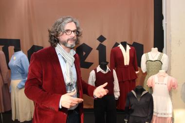 Martin Schmidt vor einem Ensemble von Alltagskleidung aus der NS-Zeit.<br>Foto: LWL/Betz