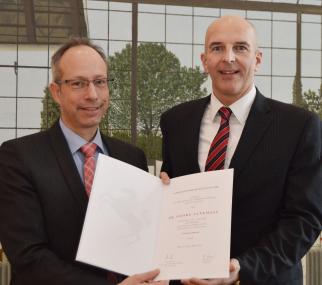 LWL-Direktor Matthias Löb überreichte Dr. Georg Lunemann (r.) seine Ernennungskurkunde. <br>Foto: LWL