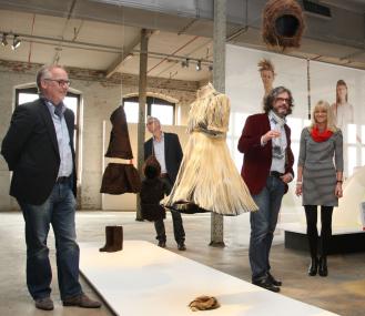 Dirk Zache, Dr. Hermann Stenkamp und Martin Schmidt (v.l.) vom LWL-Industriemuseum mit Kulturdezernentin Dr. Barbara Rüschoff-Thale vor Objekten der Textilkünsterlin Louise Walleneit in der Ausstellung "body extensions".<br>Foto: LWL/Betz