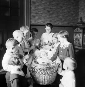 Andacht für ein totes Kind in Raesfeld 1937. Heute spielt Kindersterblichkeit keine signifikante Rolle mehr für die Bevölkerungsentwicklung. <br>Foto: LWL-Medienzentrum für Westfalen