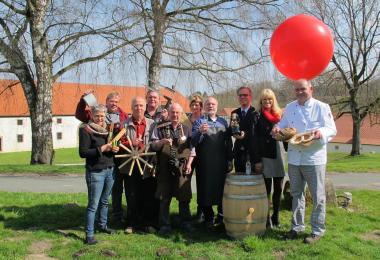 Et labora! LWL-Kulturdezernentin Dr. Barbara Rüschoff-Thale (2.v.r.) und Museumsdirektor Dr. Ingo Grabowsky (3.v.r.) freuen sich mit dem Team der Dalheimer Handwerker auf die neue Veranstaltung am Sonntag im Kloster Dalheim (v.l.): Marita Schäfers (Weberei), Andreas Bogel (Gärtnerei), Franz-Josef Mertens (Stellmacherei), Hermann Brügge-Feldhacke (Regionalforstamt Hochstift), Werner Keller (Schmiede), Helga Müller (Imkerei), Hermann Zinser (Brennerei) und Willi Zacharias (Bäckerei).<br>Foto: LWL