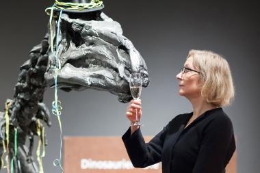 Schauspielerin Beate Reker führ literarisch durch die Dinosaurierausstellung im LWL-Museum für Naturkunde. <br>Foto: LWL/Oblonczyk