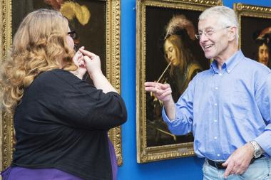 Das Führungsteam um Martin Heuser und Katharina Kirschkowski diskutiert angeregt in Gebärdensprache im LWL-Museum. <br>Foto: LWL/Neander