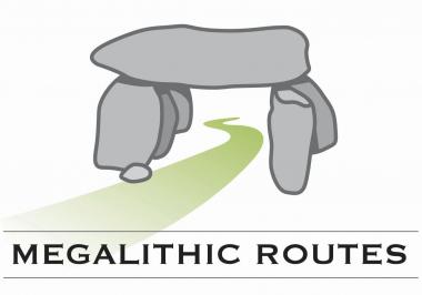 ¿Megalithic Routes e.V.¿ ¿ hier das Logo ¿  nennt sich eine internationale Vereinigung von Forschern und Touristikern, die sich mit Großsteingräbern der Steinzeit befassen.<br>Grafik: Megalithic Routes e.V.