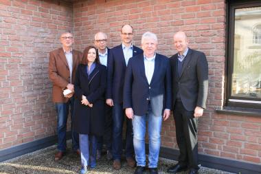 Die dreiköpfige Klinikleitung des LWL-Zentrums für Forensische Psychiatrie Lippstadt mit Bernd Sternberg, Dr. Nahlah Saimeh und Helmut Bauer (v.l.) sowie der LWL-Maßregelvollzugsdezernent Tilmann Hollweg (r.) gratulieren dem frisch gewählten Beiratsvorsitzenden Christof Sommer (4.v.l.) und seinem Stellvertreter Hans-Joachim Kayser.&lt;br&gt;Foto: LWL/Schulte-Fischedick 