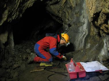 Archäologische Untersuchung der Rösenbecker Höhle in Brilon, bei der große Mengen von eisenzeitlicher Keramik entdeckt wurden.<br>Foto: LWL/Knäpper