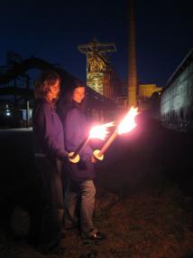 Bei der Walpurgisnacht in der Henrichshütte steht auch eine Fackelführung auf dem Programm. Foto: LWL/Hudemann