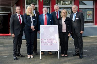 Freuten sich über 300 Teilnehmer an der Westfälischen Kulturkonferenz (v. li.): LWL-Direktor Matthias Löb, LWL-Kulturdezernentin Dr. Barbara Rüschoff-Thale, Bürgermeister Malte Dalhoff, Dieter Gebhard, Vorsitzender der Landschaftsversammlung Westfalen-Lippe, Dr. Karl-Heinrich Sümmermann, Vorsitzender der Stiftung Westfalen-Initiative, Verena Bentele, die Beauftragte der Bundesregierung für die Belange behinderter Menschen, und Moderator Dirk Glaser.<br>Foto: LWL/Althaus