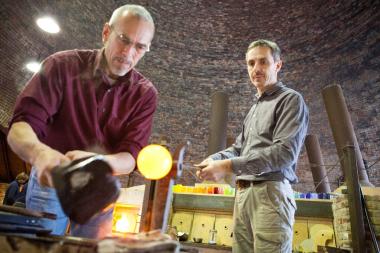 Glasherstellung am Ofen der Glashütte Gernheim. <br>Foto: LWL/Geiser
