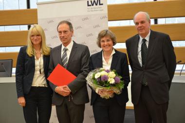 LWL-Kulturdezernentin Dr. Barbara Rüschoff-Thale hat den Förderpreis an Peter Wittkampf überreicht. Mit ihn freuen sich seine Frau Ilse Wittkampf und Prof. Dr. Karl Heinz Otto, Vorsitzender der Geographischen Kommission für Westfalen.<br>Foto: LWL