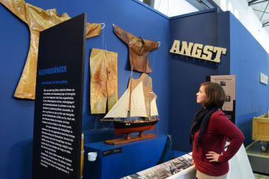 Blick in die Ausstellung ¿Wanderarbeit¿ mit einer Inszenierung zu den ostwestfälischen Heringsfängern.<br>Foto: LWL/Hudemann